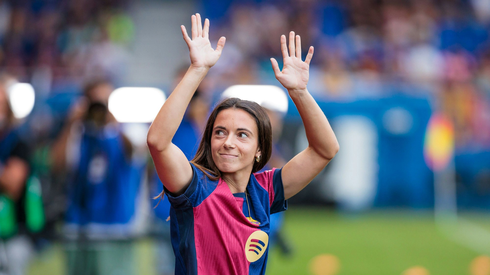 Aitana Bonmatí winkt bei der Teamvorstellung des FC Barcelona. Aitana hat sich mit einem Rekord-Vertrag an ihren Heimat-Verein gebunden.