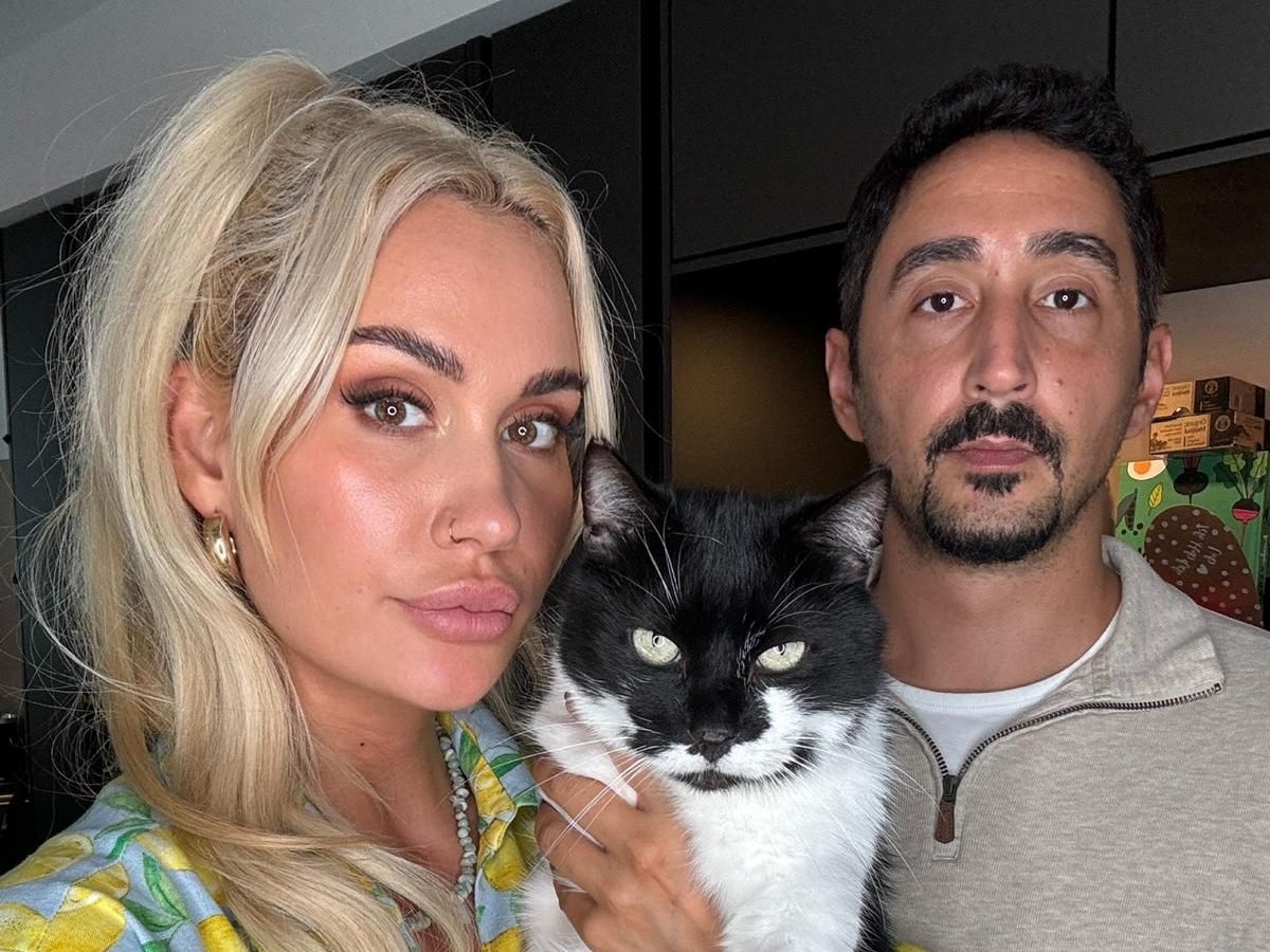 Eko Fresh und Ehefrau Sarah Bora mit Kater Mr. Grey