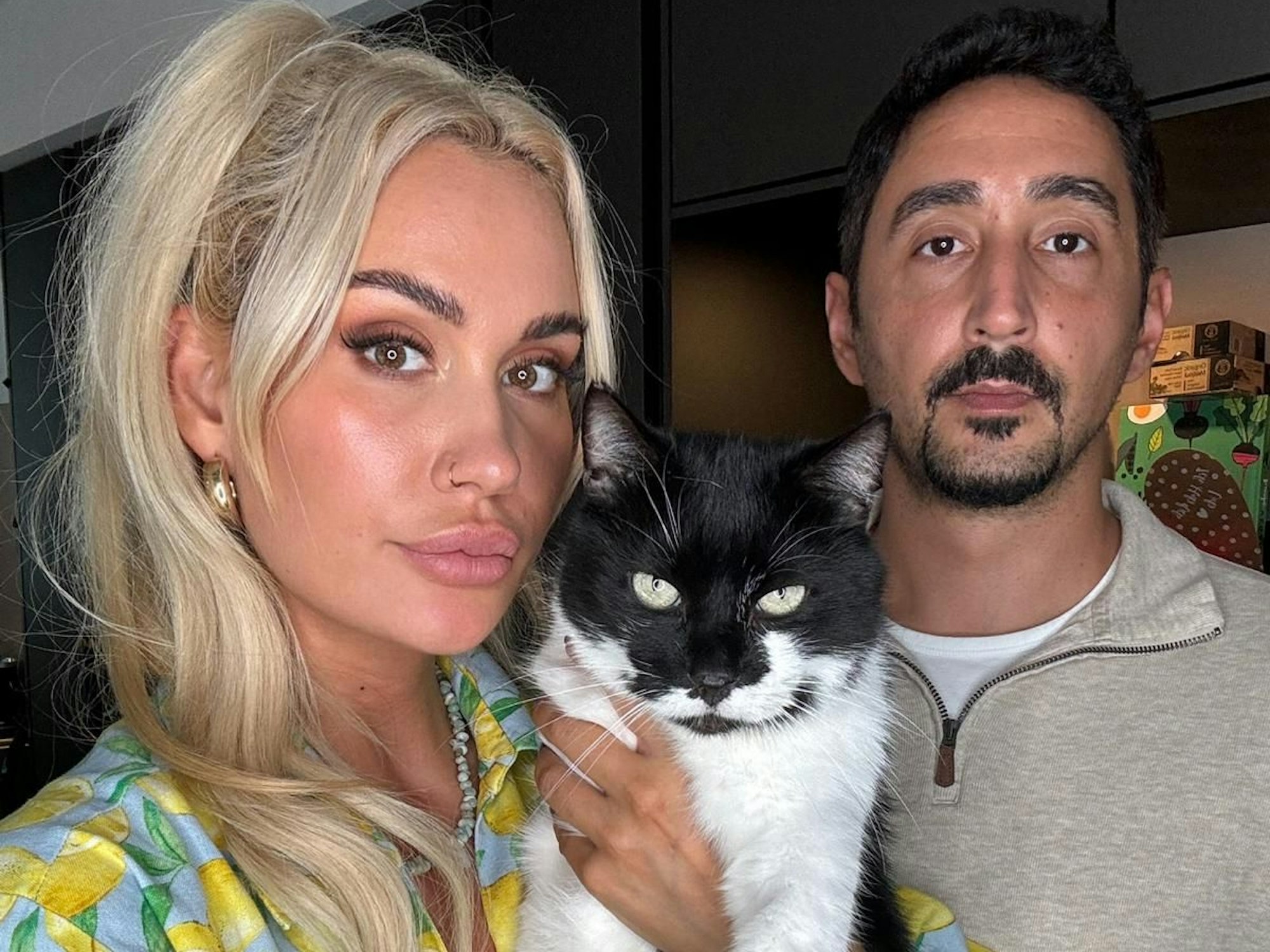 Eko Fresh und Ehefrau Sarah Bora mit Kater Mr. Grey