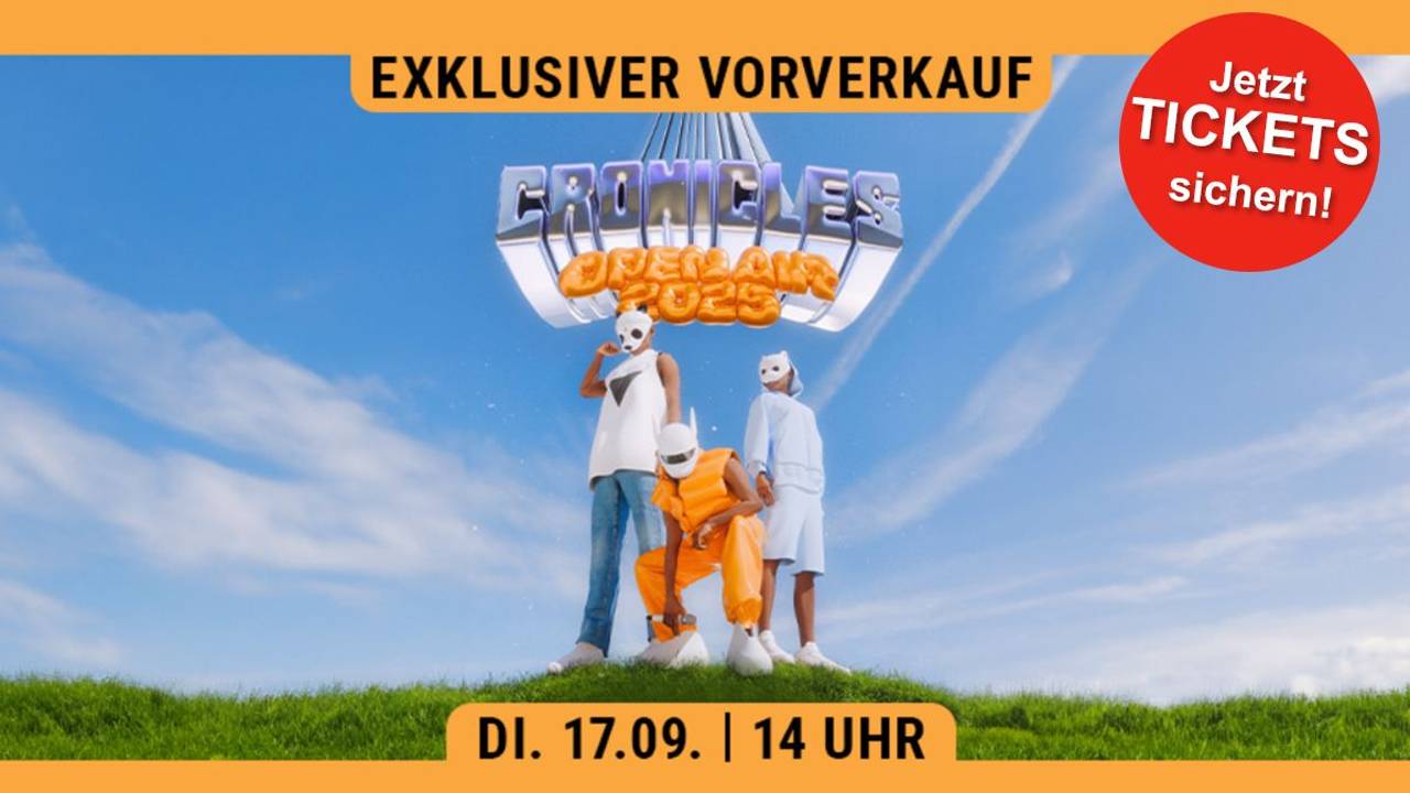 Das Bild zeigt CRO auf einer Wiese mit blauem Himmel. Über CRO ist der Schriftzug CRONICLES OPEN AIR 2025 zu sehen.