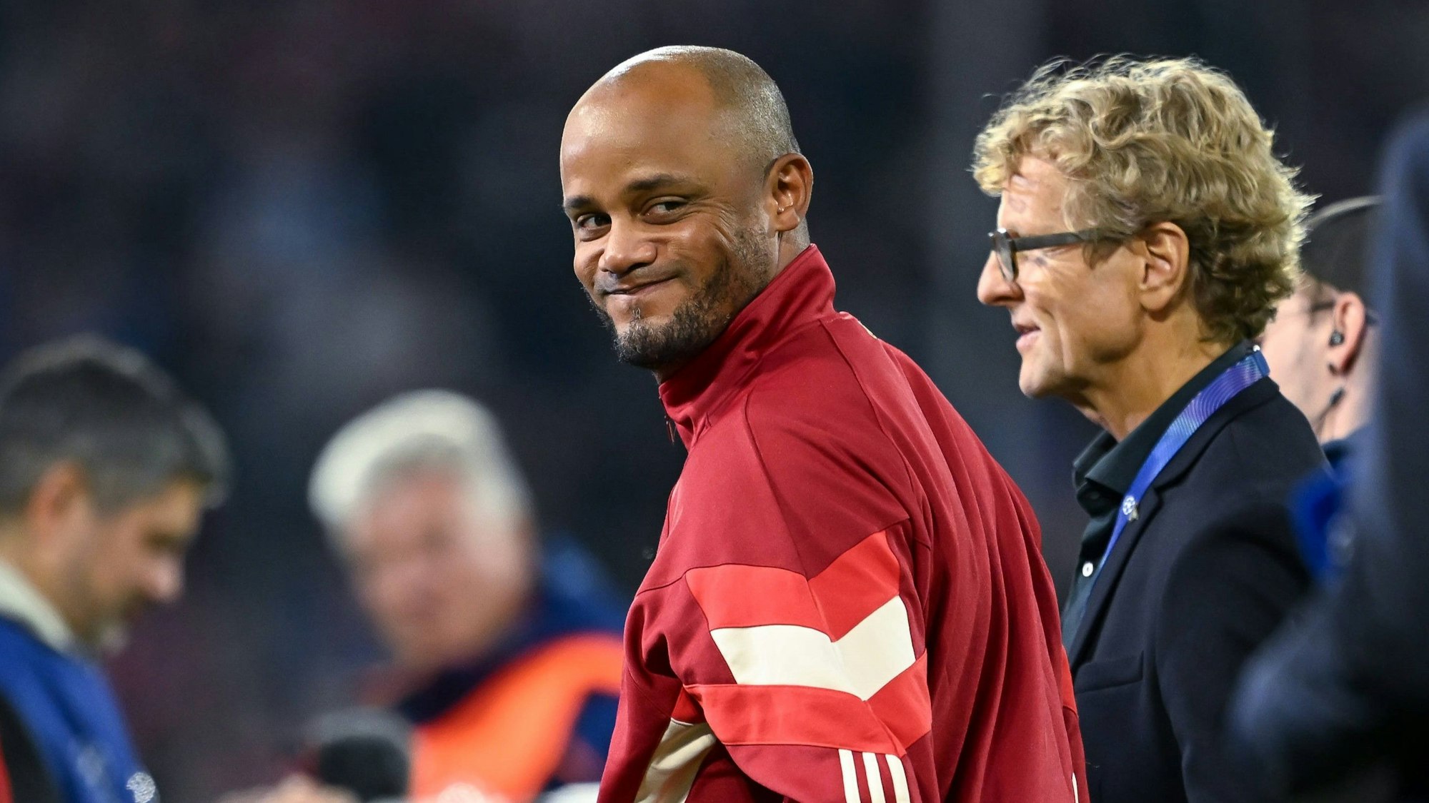 Vincent Kompany blickt sich vor seinem Debüt in der Champions League mit dem FC Bayern im Stadion um.
