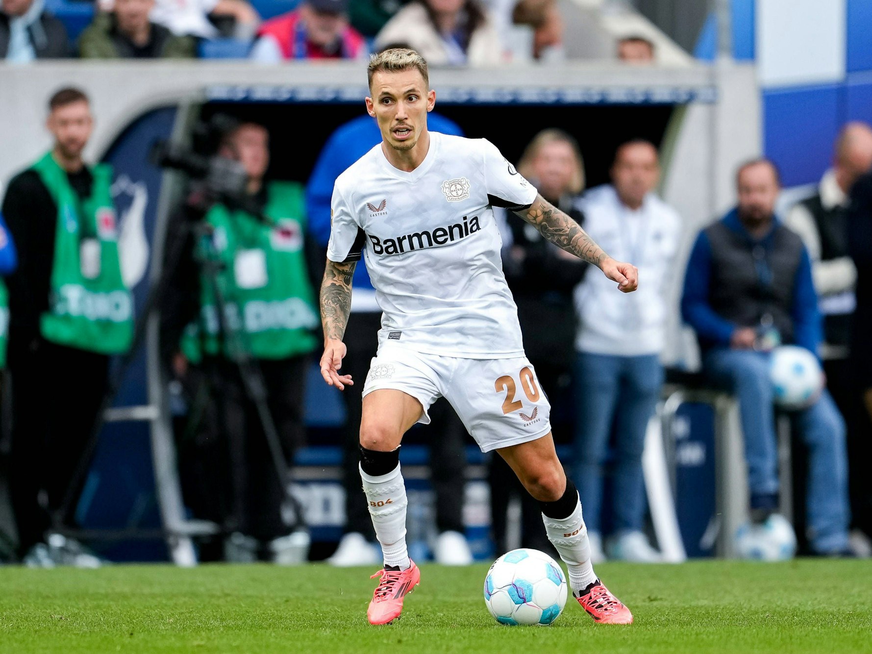 Alejandro Grimaldo dribbelt mit dem Ball im Auswärtsspiel gegen die TSG Hoffenheim.