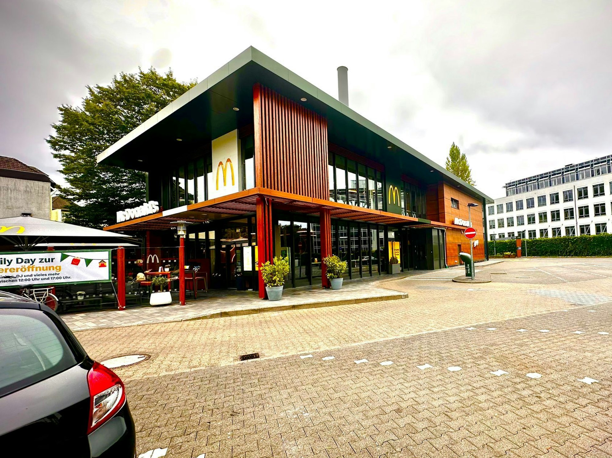 Die McDonald's-Filiale auf der Aachener Straße von außen.