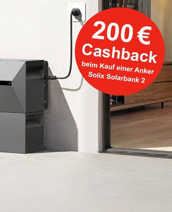 Anker Solix Solarbank-Speicher mit integriertem Wechselrichter an einer Hauswand angebracht und in eine Steckdose eingesteckt.