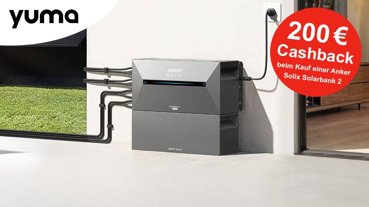 Anker Solix Solarbank-Speicher mit integriertem Wechselrichter an einer Hauswand angebracht und in eine Steckdose eingesteckt.