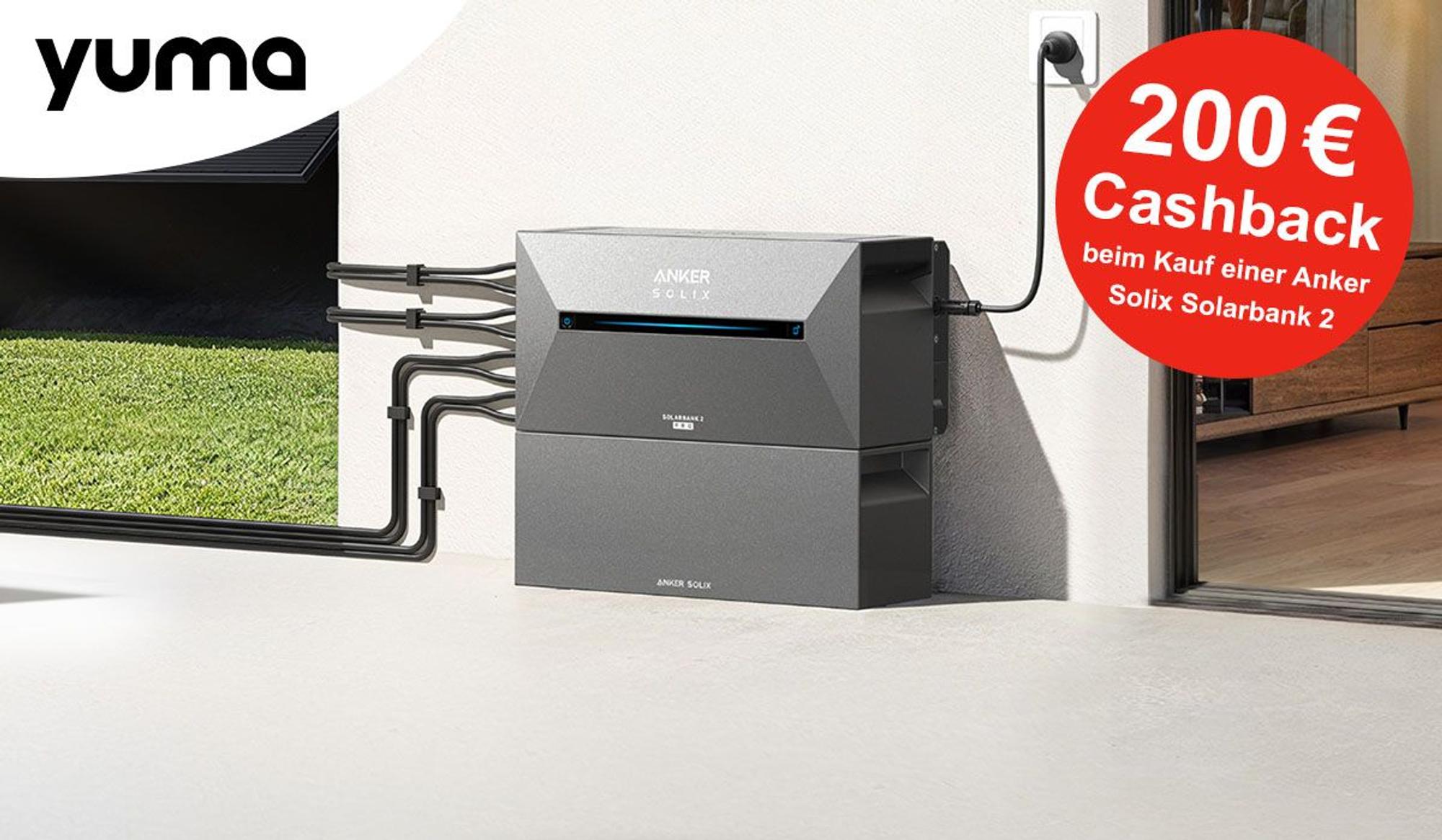 Anker Solix Solarbank-Speicher mit integriertem Wechselrichter an einer Hauswand angebracht und in eine Steckdose eingesteckt.