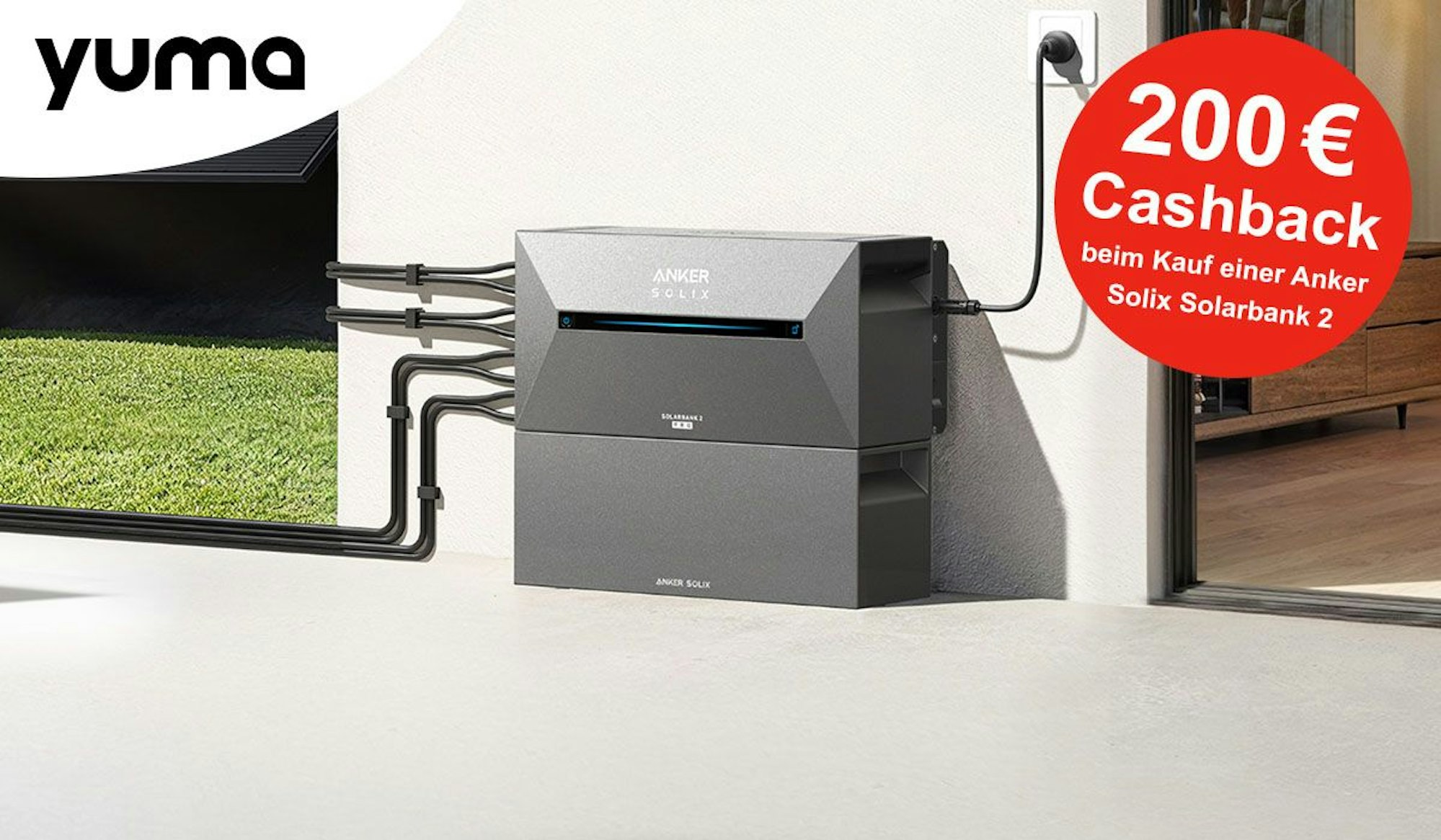 Anker Solix Solarbank-Speicher mit integriertem Wechselrichter an einer Hauswand angebracht und in eine Steckdose eingesteckt.