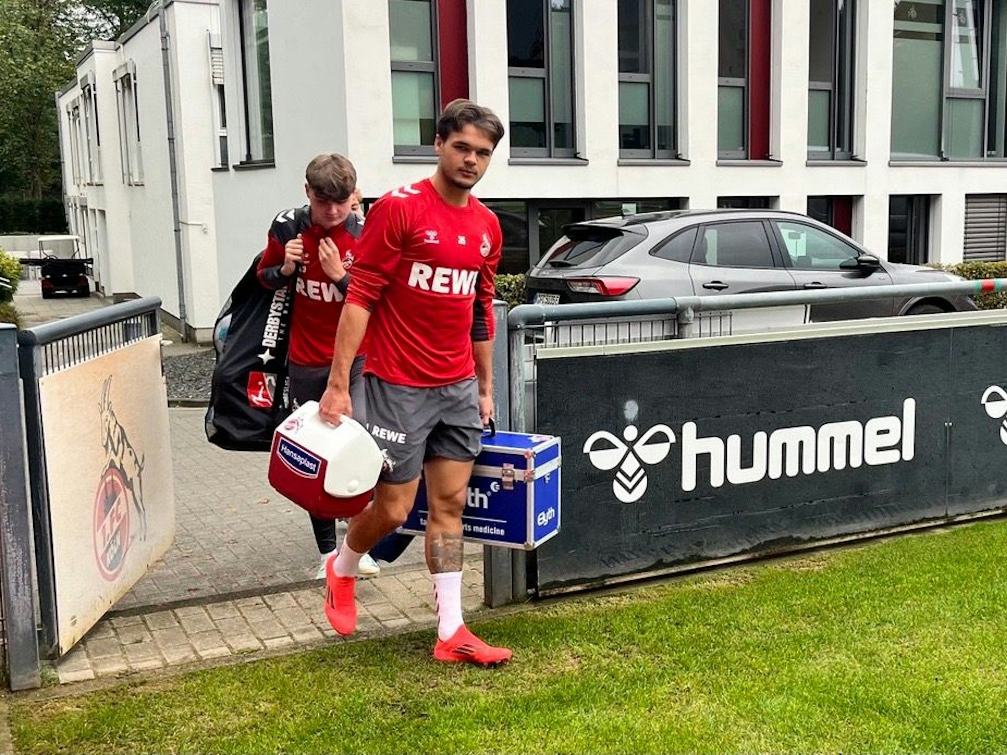 Max Finkgräfe kommt zusammen mit Jaka Potocnik auf den Trainingsplatz.
