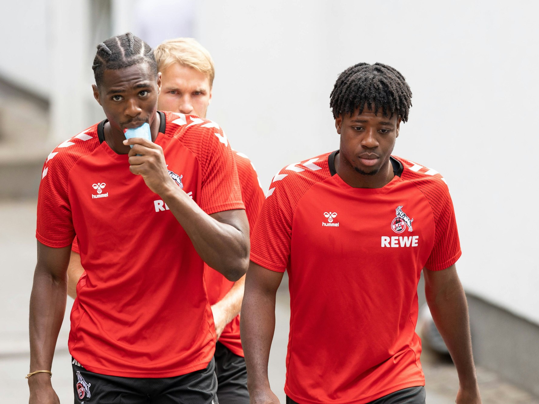 Kingsley Ehizibue und Bright Arrey-Mbi (r.) kommen zum Training.