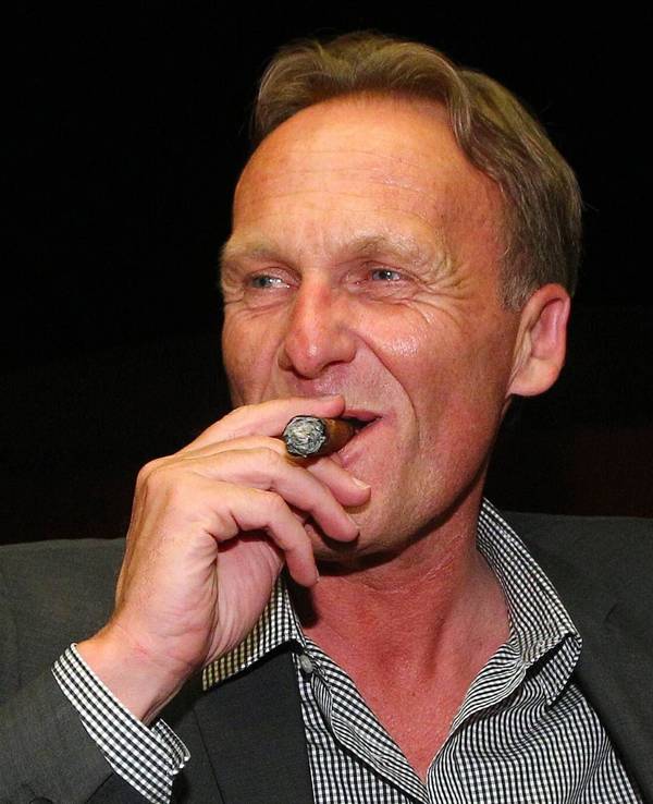 Hans-Joachim Watzke zieht nach dem Gewinn der Meisterschaft genüsslich an einer Zigarre