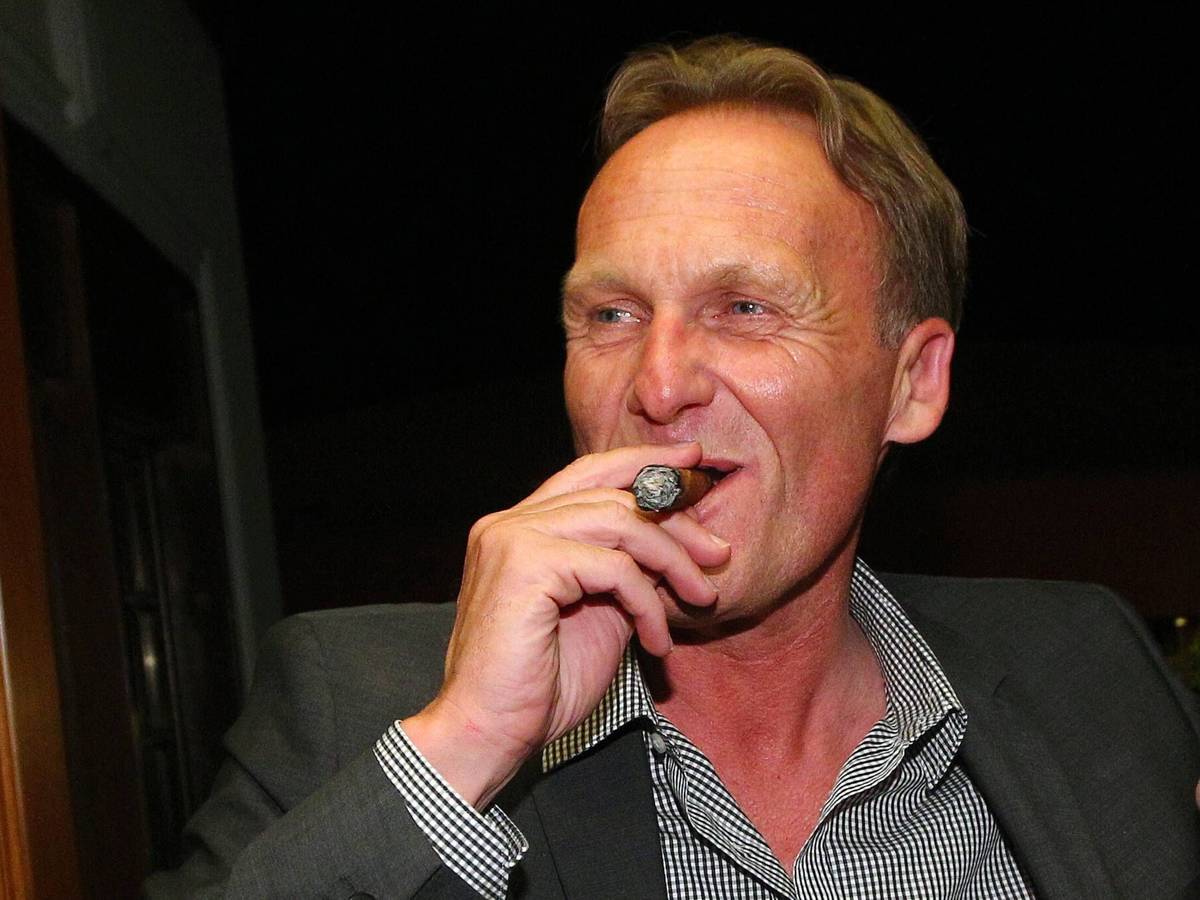 Hans-Joachim Watzke zieht nach dem Gewinn der Meisterschaft genüsslich an einer Zigarre