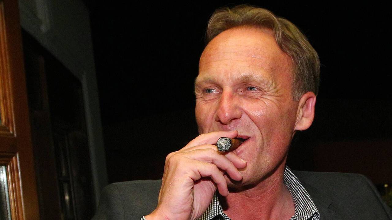 Hans-Joachim Watzke zieht nach dem Gewinn der Meisterschaft genüsslich an einer Zigarre