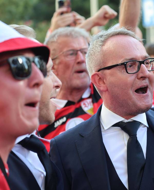 Alexander Wehrle singt zusammen mit den Fans.