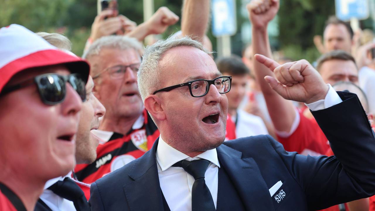 Alexander Wehrle singt zusammen mit den Fans.
