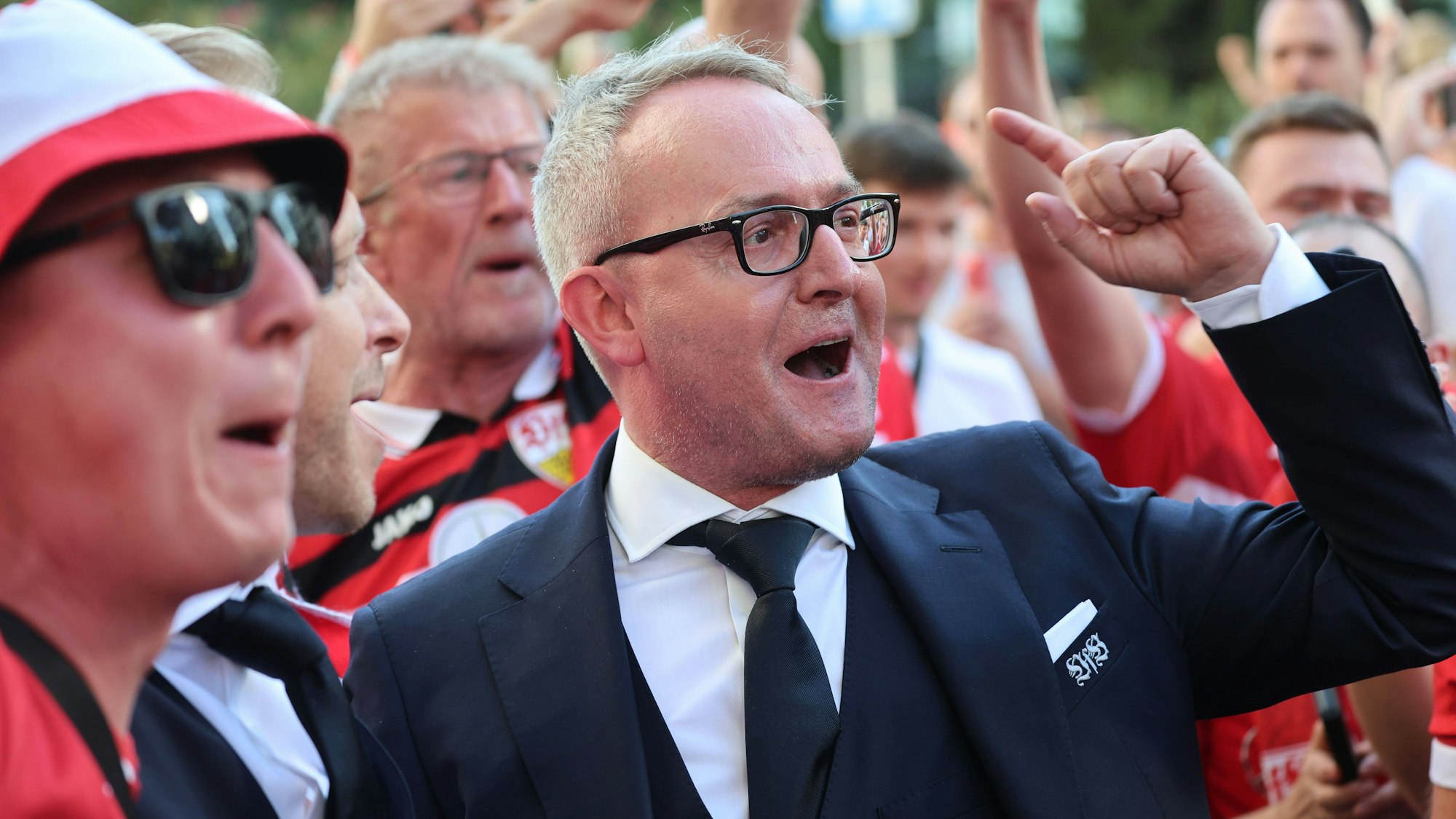 Alexander Wehrle singt zusammen mit den Fans.