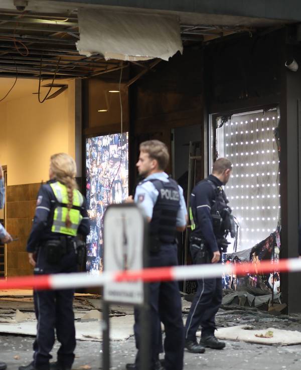 Polizeikräfte sind vor dem Nachtclub im Einsatz.