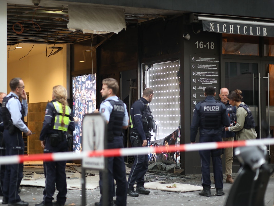 Polizeikräfte sind vor dem Nachtclub im Einsatz.