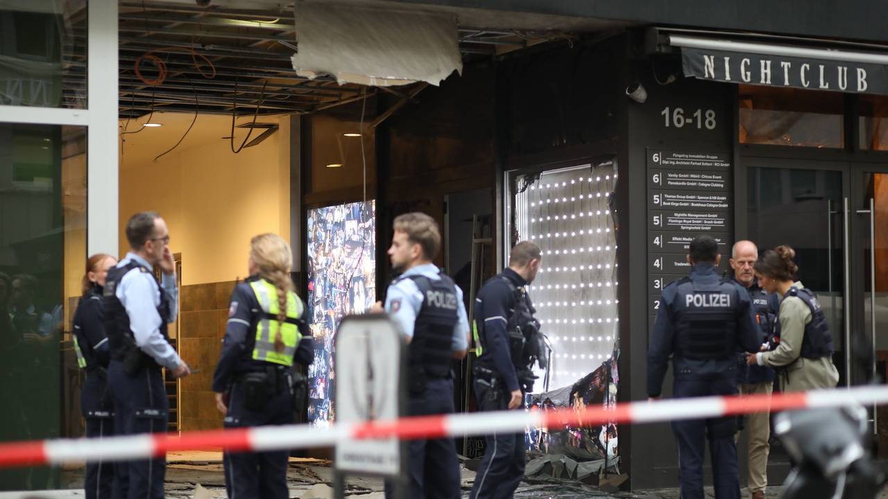 Polizeikräfte sind vor dem Nachtclub im Einsatz.