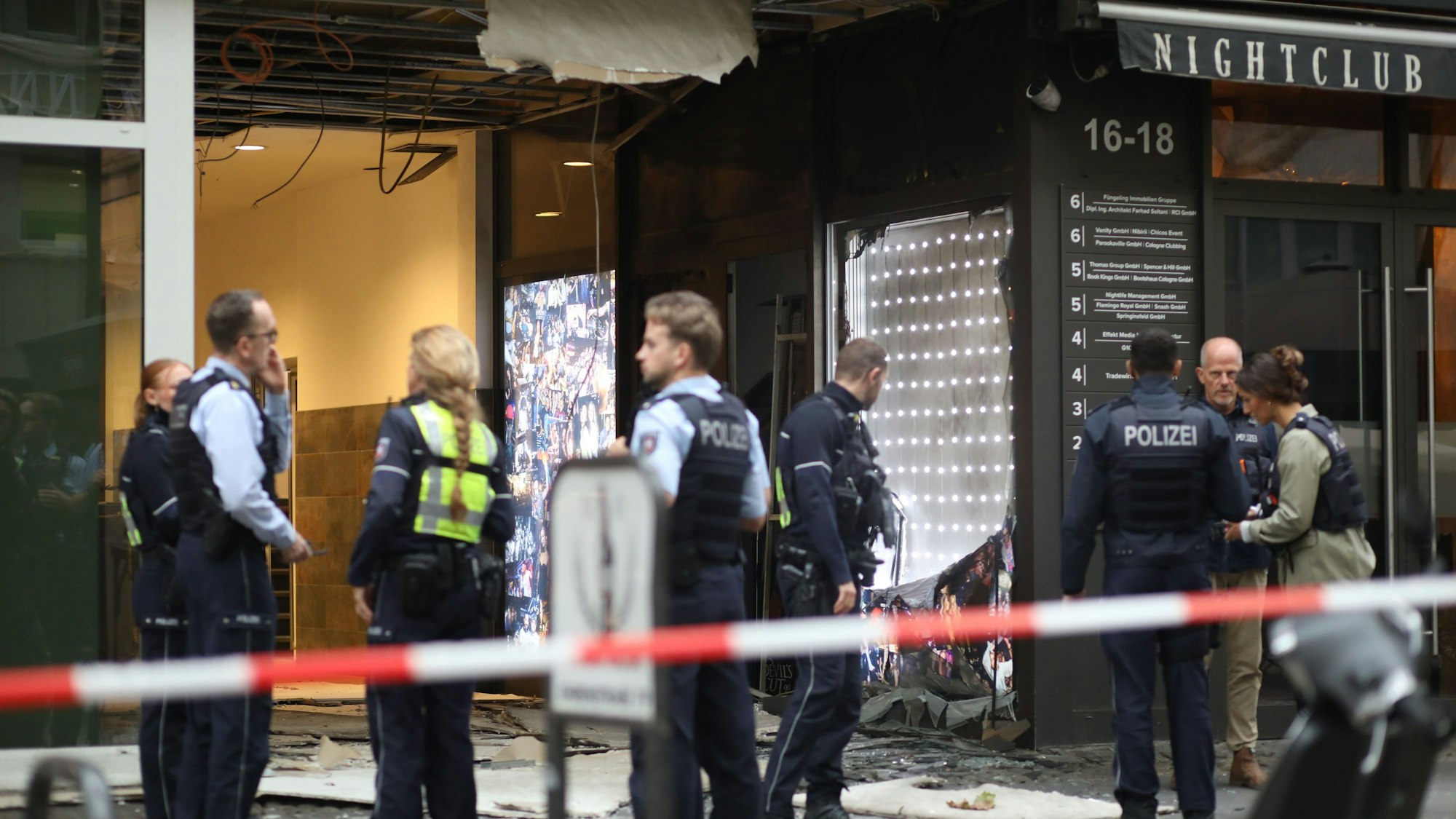 Polizeikräfte sind vor dem Nachtclub im Einsatz.