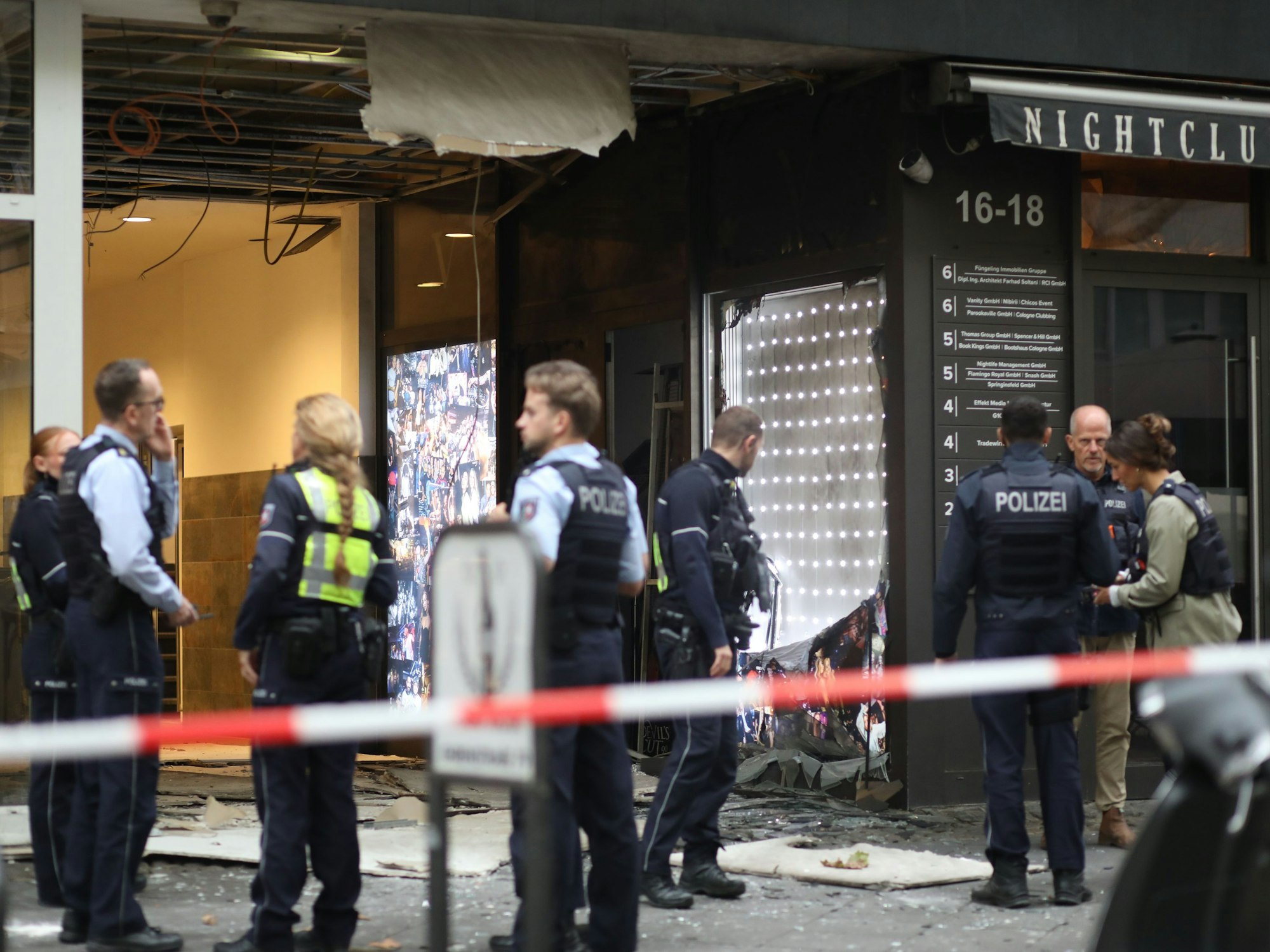 Polizeibeamte stehen vor dem Kölner Club Vanity.