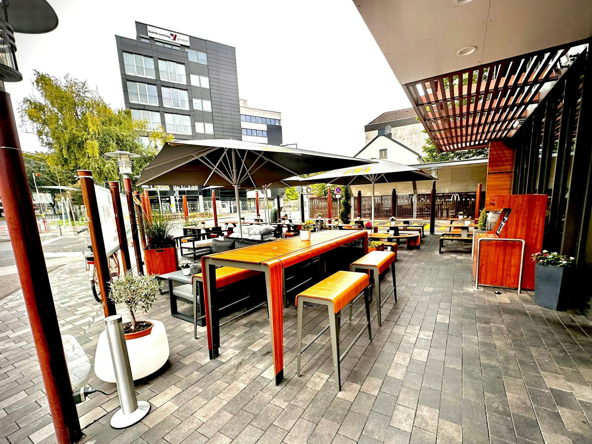 Die Terrasse der McDonald's-Filiale auf der Aachener Straße.