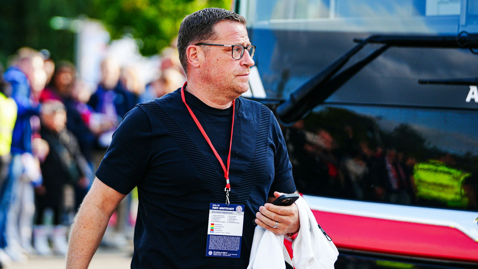 Max Eberl steigt aus dem Mannschaftsbus des FC Bayern München.