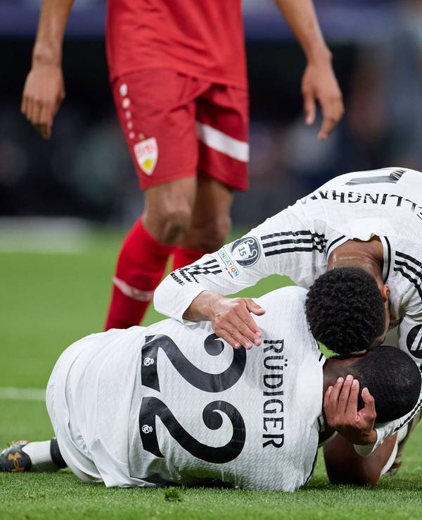 Antonio Rüdiger liegt im Spiel der Champions League zwischen Real Madrid und dem VfB Stuttgart am Boden, Jude Bellingham ist als Erster bei ihm.