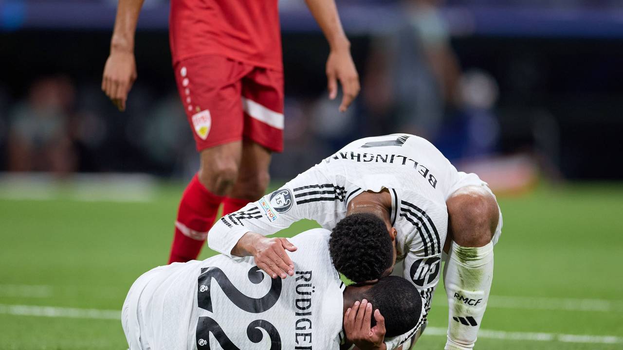Antonio Rüdiger liegt im Spiel der Champions League zwischen Real Madrid und dem VfB Stuttgart am Boden, Jude Bellingham ist als Erster bei ihm.