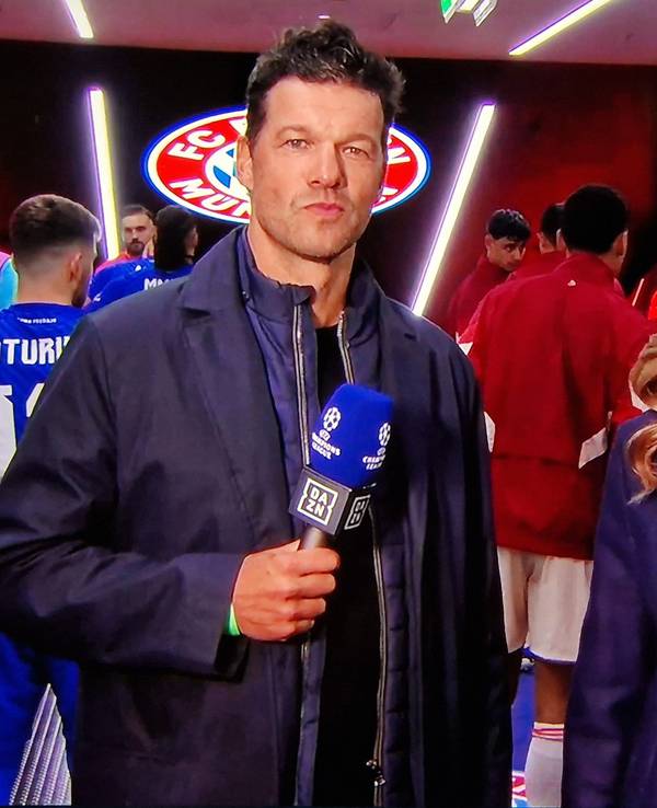 Michael Ballack und Laura Wontorra vor dem Spiel des FC Bayern gegen Dinamo Zagreb in der Champions League im Spielertunnel.