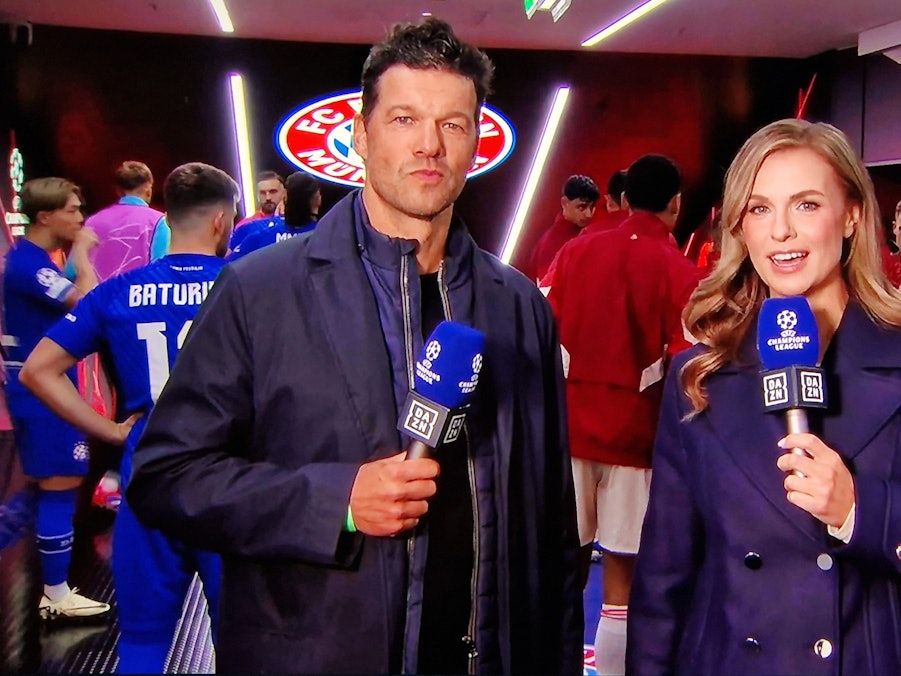 Michael Ballack und Laura Wontorra vor dem Spiel des FC Bayern gegen Dinamo Zagreb in der Champions League im Spielertunnel.