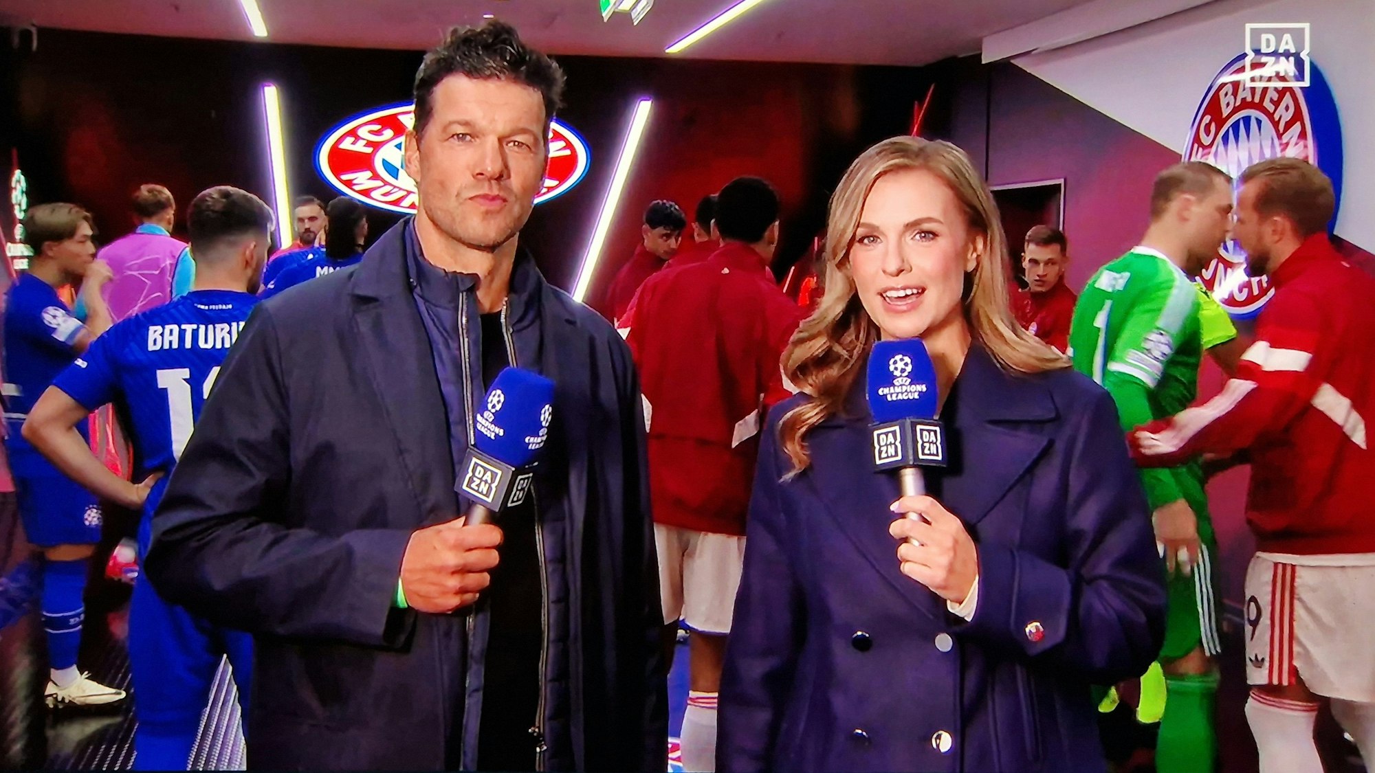 Michael Ballack und Laura Wontorra vor dem Spiel des FC Bayern gegen Dinamo Zagreb in der Champions League im Spielertunnel.