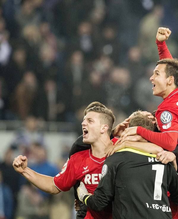 Kevin Wimmer (l.), Torwart Timo Horn (M.), Pawel Olkowski jubeln.