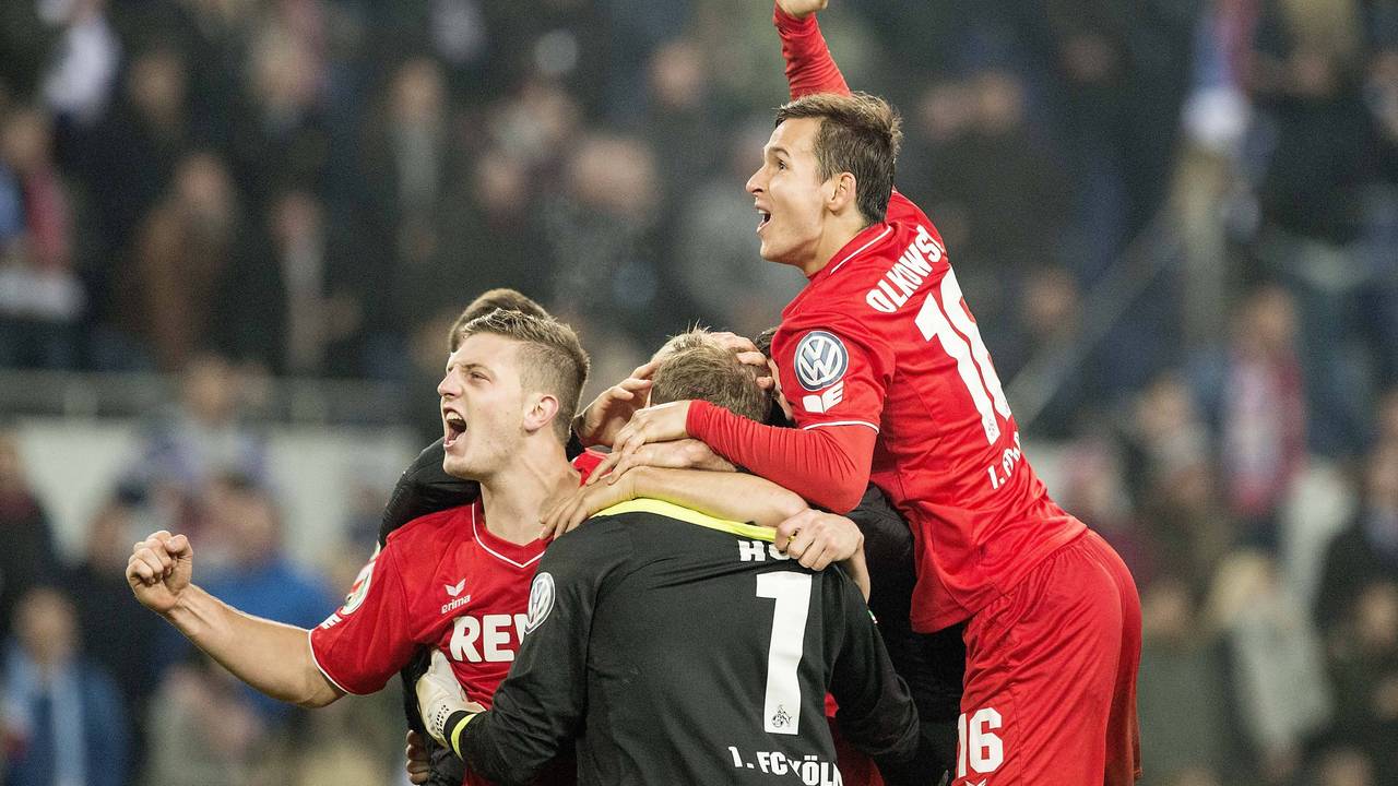 Kevin Wimmer (l.), Torwart Timo Horn (M.), Pawel Olkowski jubeln.