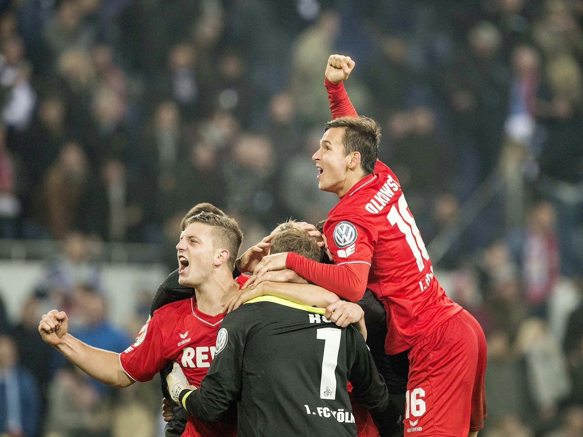 Kevin Wimmer (l.), Torwart Timo Horn (M.), Pawel Olkowski jubeln.