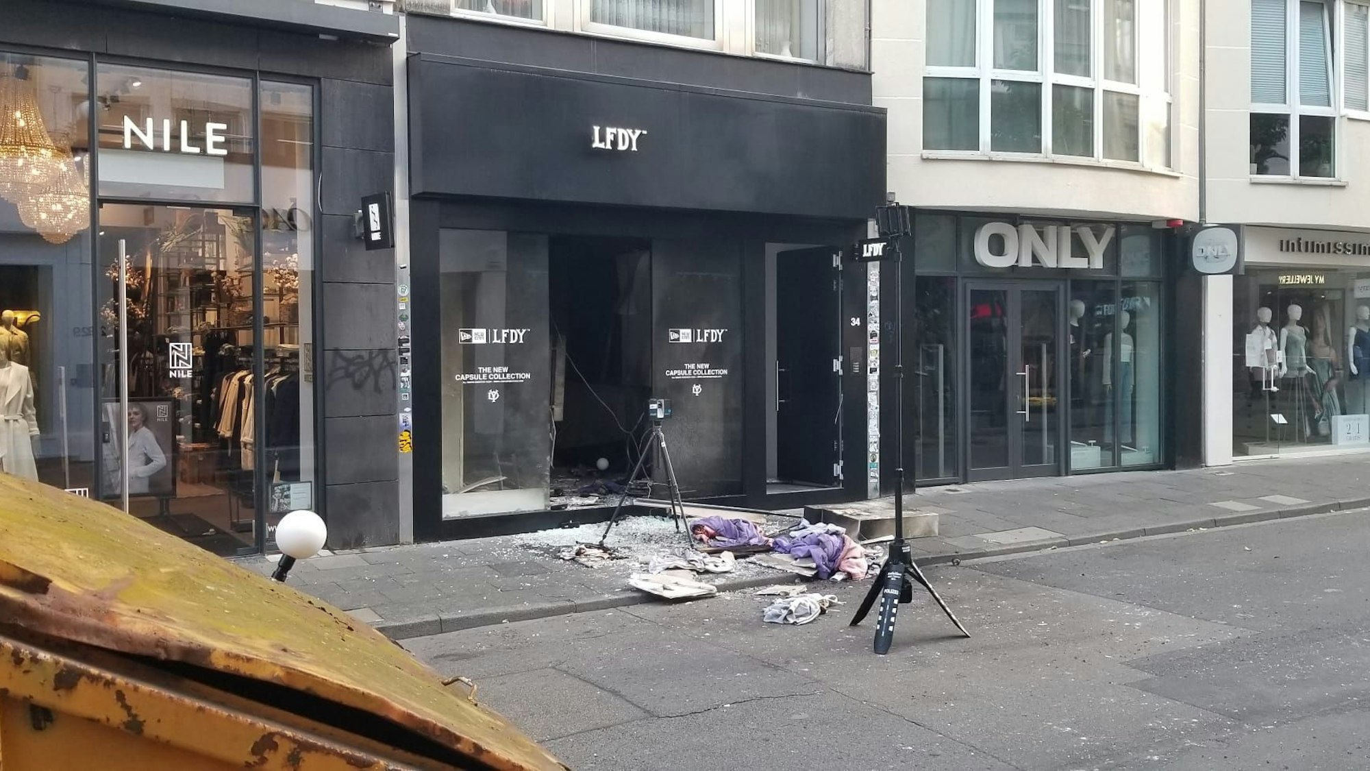 Fotos von der Stelle der Explosion auf der Ehrenstraße in Köln.