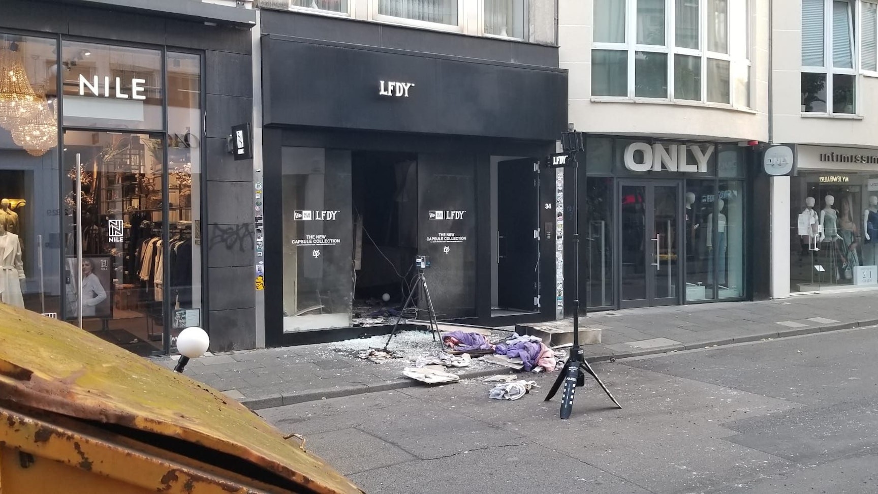 Fotos von der Stelle der Explosion auf der Ehrenstraße in Köln.