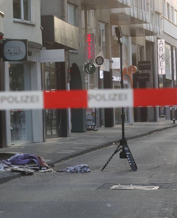 Die abgesperrte Ehrenstraße nach dem Brandanschlag am 18. September 2024