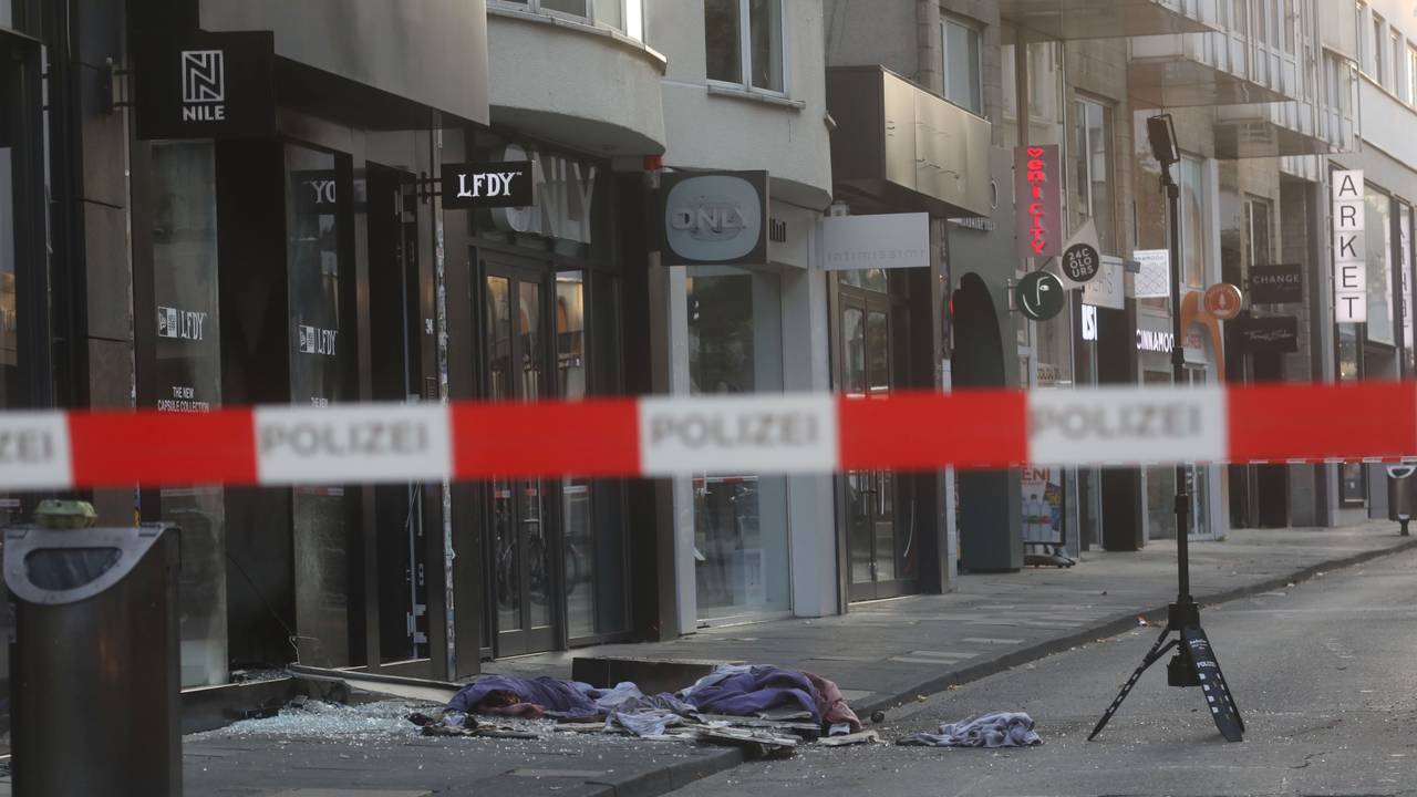 Die abgesperrte Ehrenstraße nach dem Brandanschlag am 18. September 2024