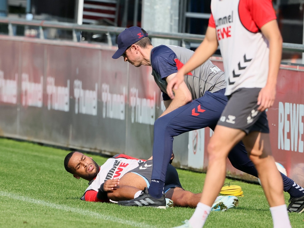 1. FC Köln, Training: Linton Maina wird behandelt.
