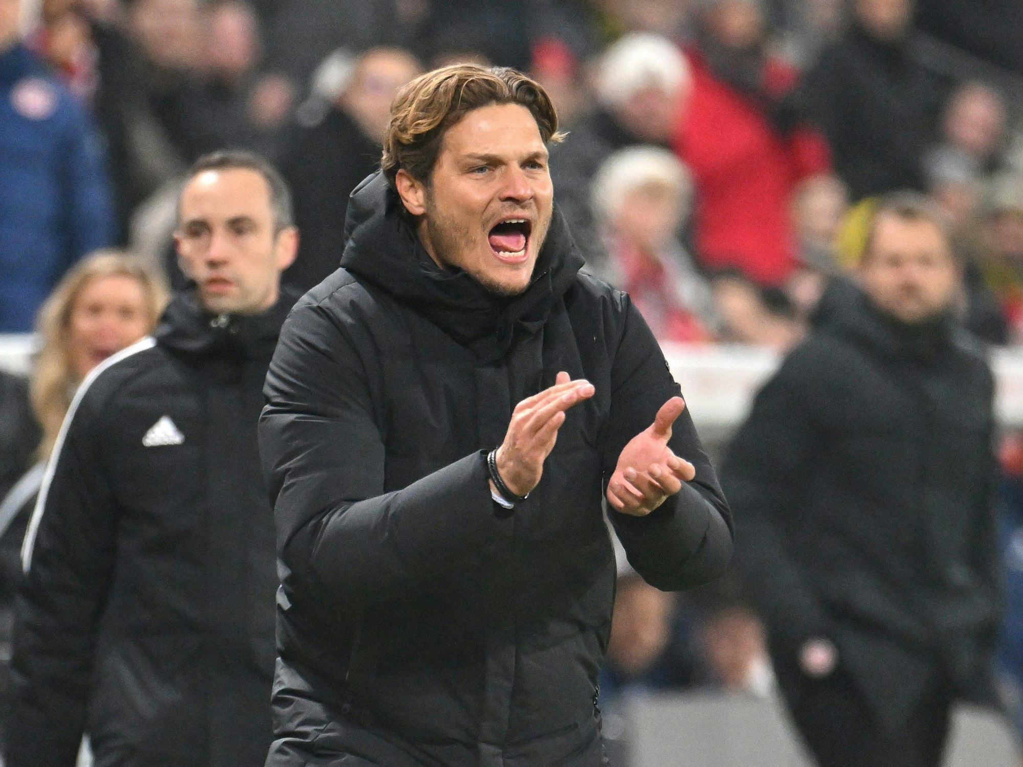 Dortmunds Trainer Edin Terzić an der Seitenlinie.