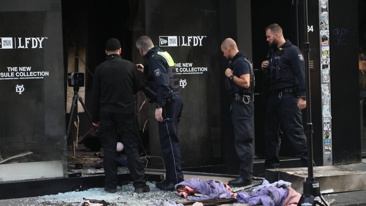 Polizisten stehen vor einem Geschäft nach einer Explosion.