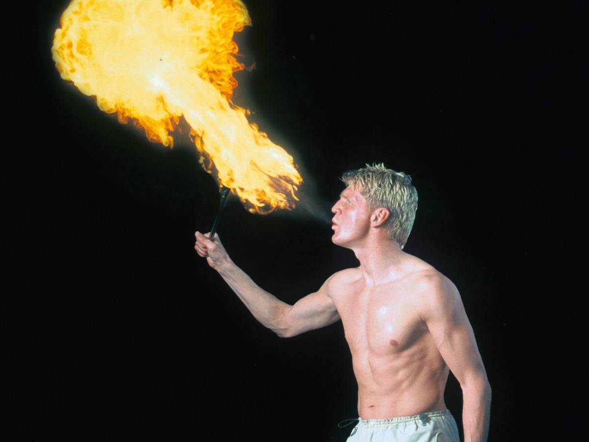 Stefan Effenberg am Feuerspucken.