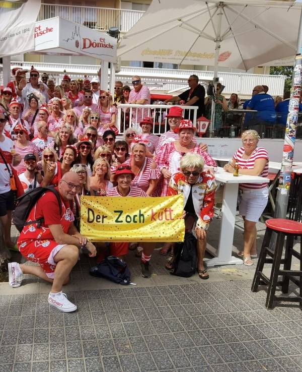 Eine Gruppe, die beim Rosenmontagszug 2023 auf Mallorca dabei war.