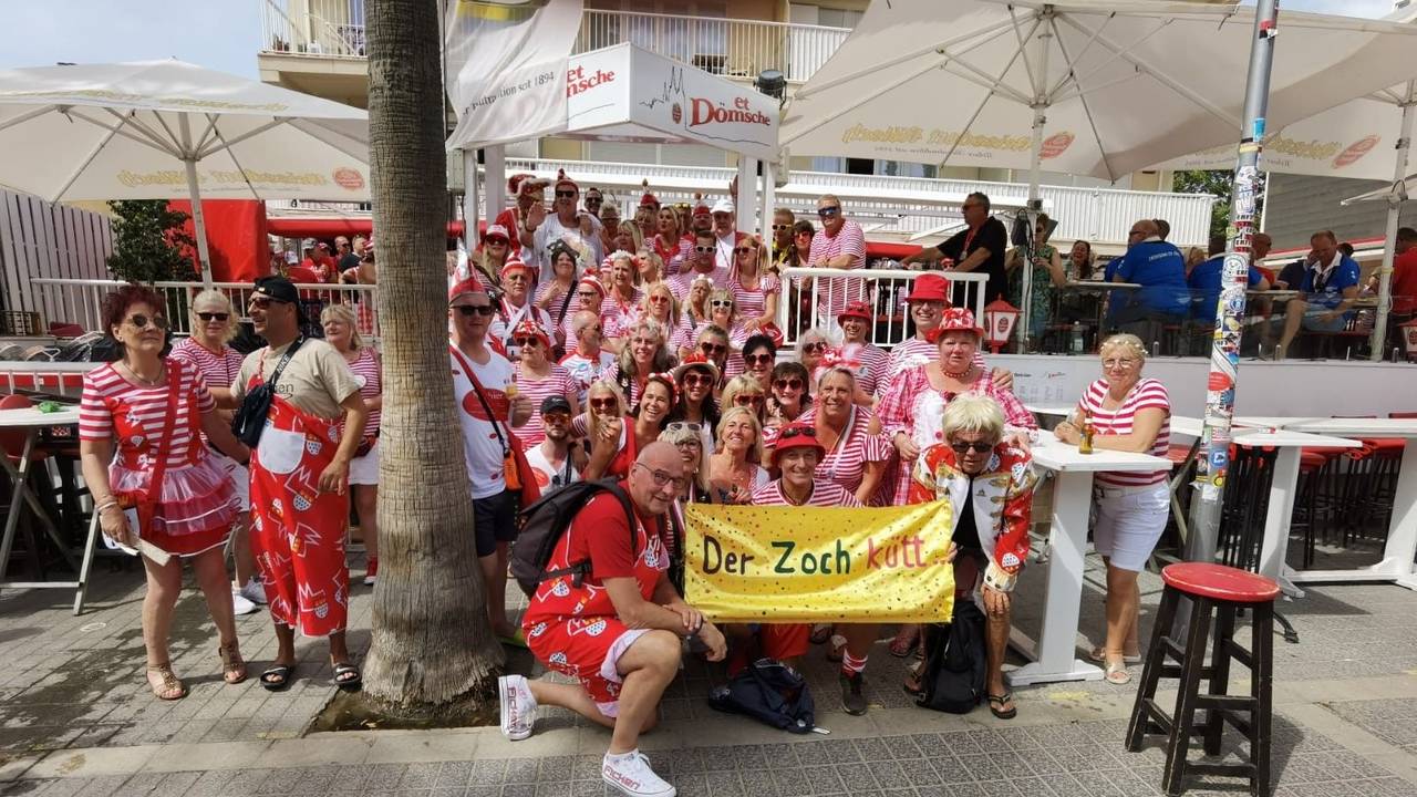 Eine Gruppe, die beim Rosenmontagszug 2023 auf Mallorca dabei war.