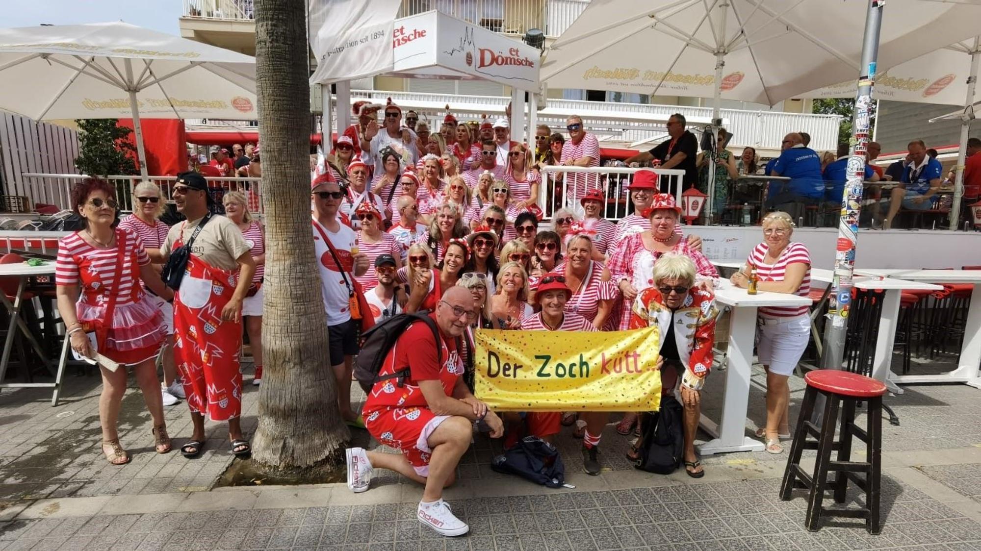 Eine Gruppe, die beim Rosenmontagszug 2023 auf Mallorca dabei war.