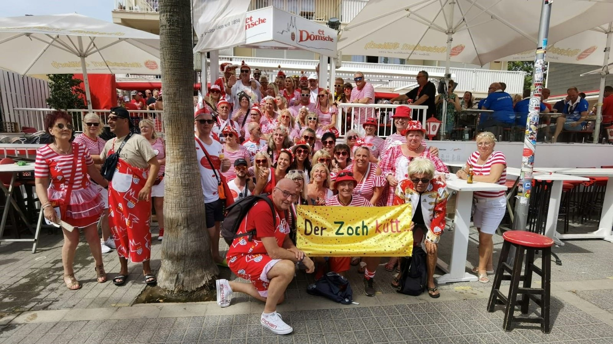 Eine Gruppe, die beim Rosenmontagszug 2023 auf Mallorca dabei war.