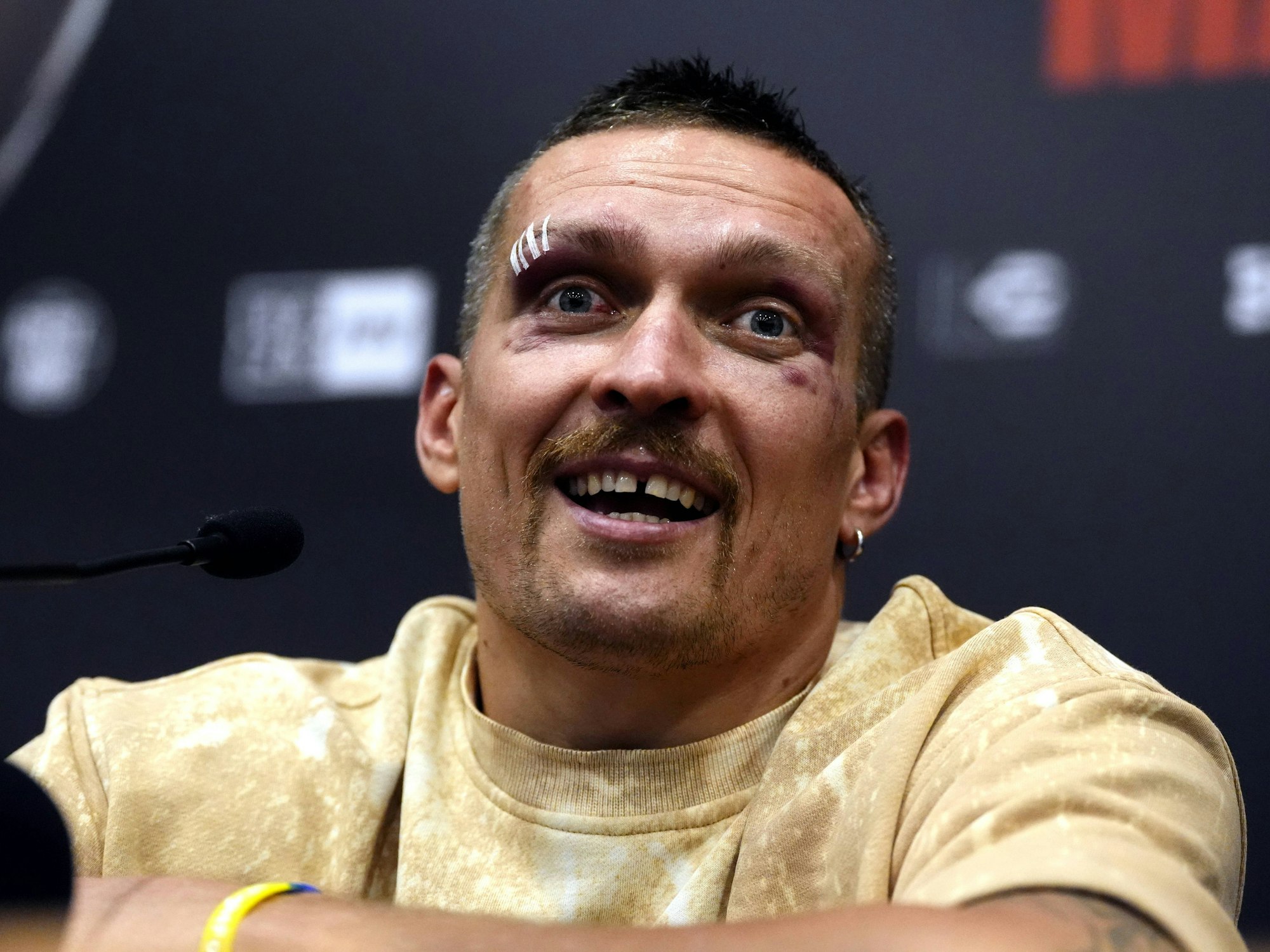 Oleksandr Ussyk auf der Pressekonferenz nach dem Kampf gegen Tyson Fury
