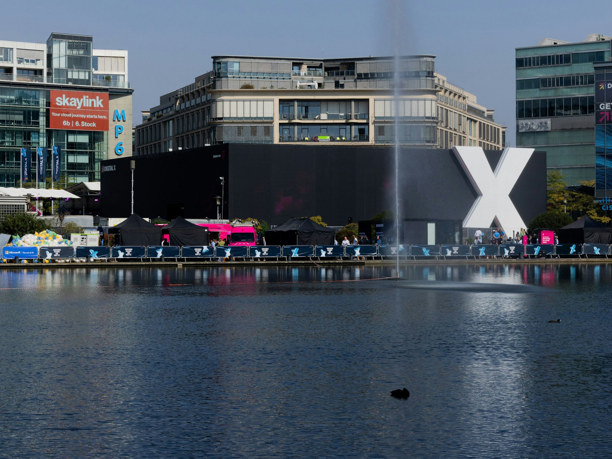 18.09.2024, Nordrhein-Westfalen, Köln: Blick auf den Digitalkongress Digital X der Deutschen Telekom im Media Park. Foto: Rolf Vennenbernd/dpa +++ dpa-Bildfunk +++