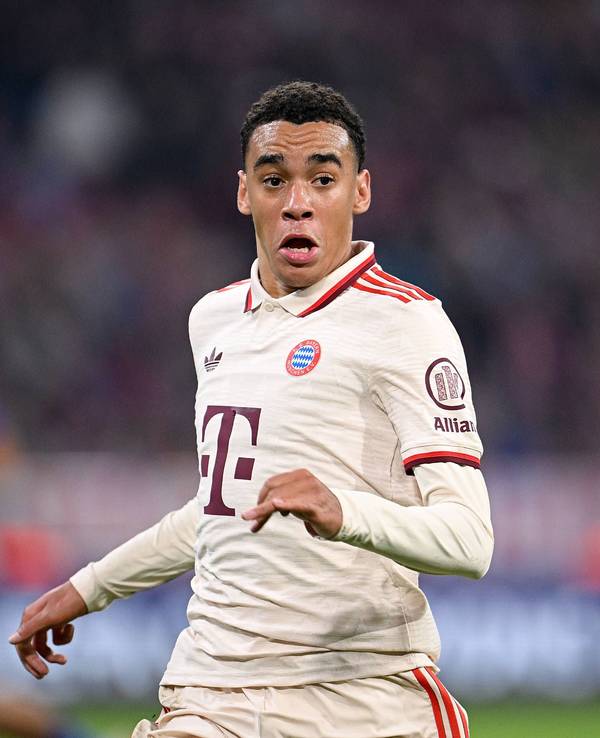 Jamal Musiala schaut auf den Ball.