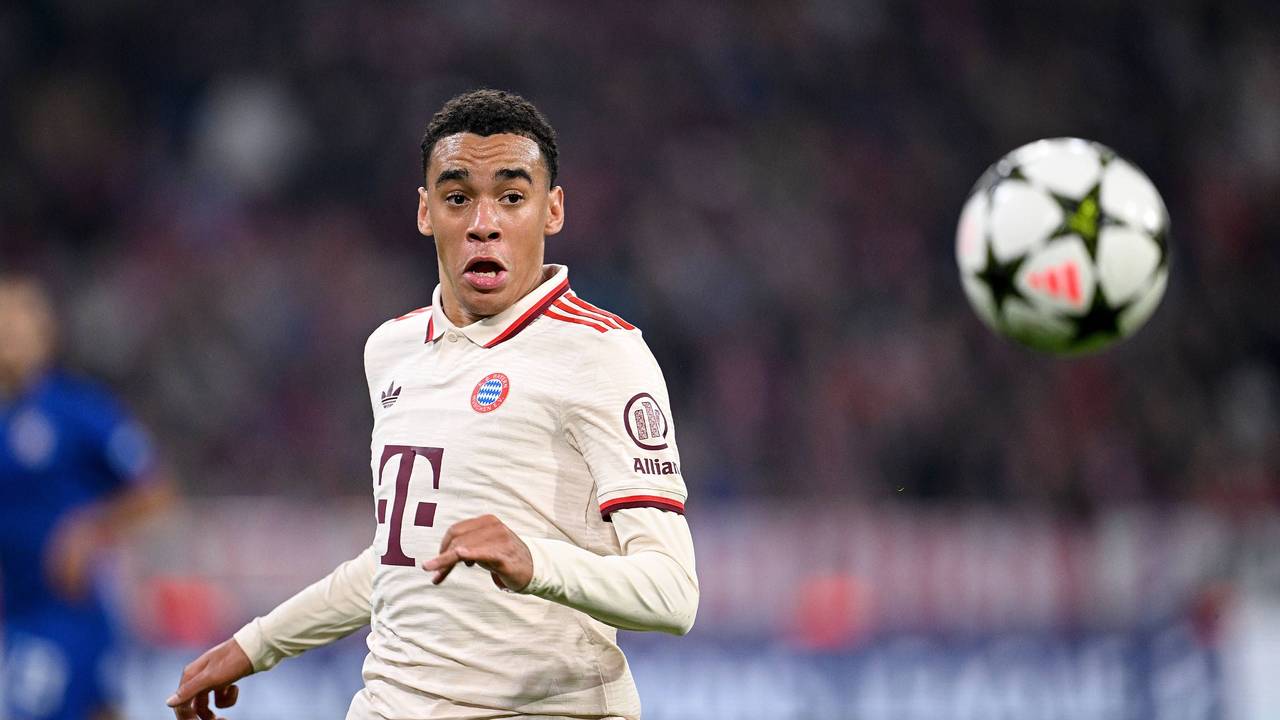 Jamal Musiala schaut auf den Ball.